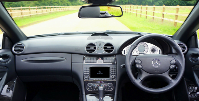 5 Emergency Items That Everyone Should Have in Their Glove Box